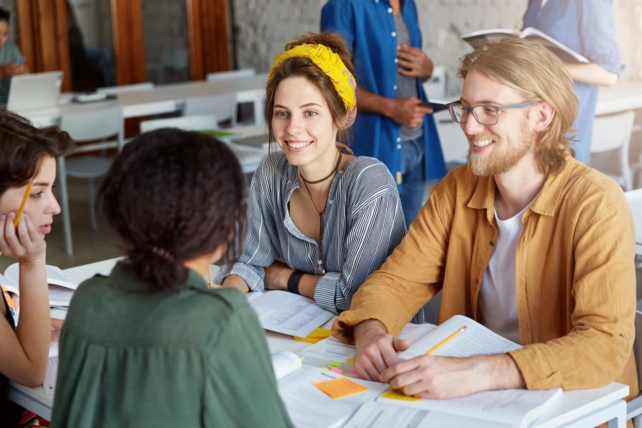 Group vs. Private Romanian Classes at LIROS.ro: Which one is right for you?